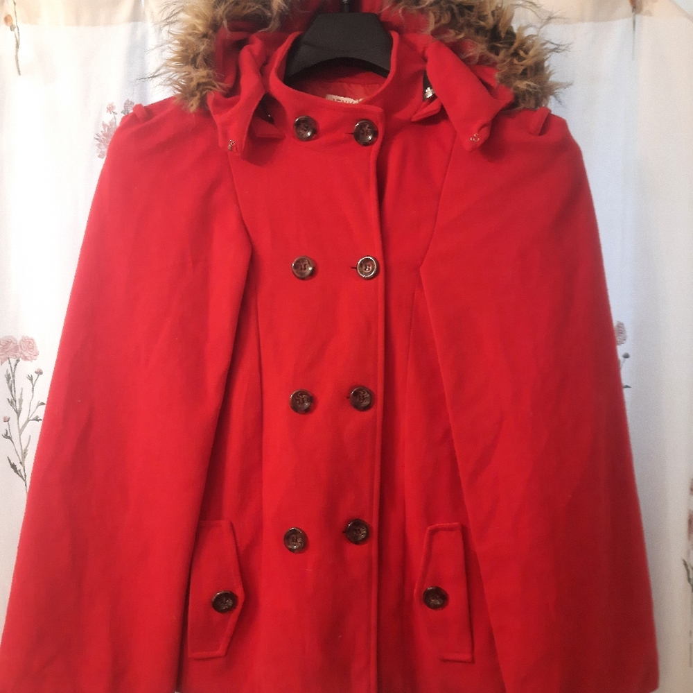 Elegant Red Hooded Cape with Faux Fur Trim